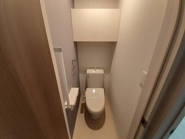トイレ　落ち着いた色調のトイレです