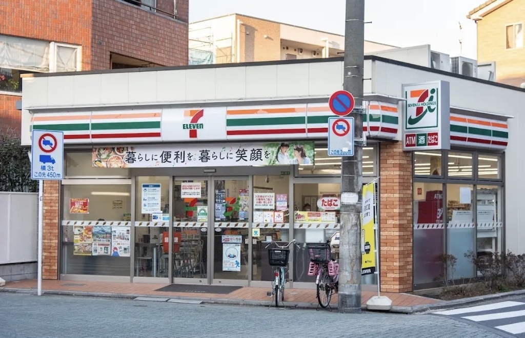 コンビニ　セブンイレブン 足立日ノ出町店（コンビニ）まで323m