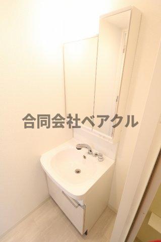 洗面設備　独立洗面台、小物を置くことができて便利です