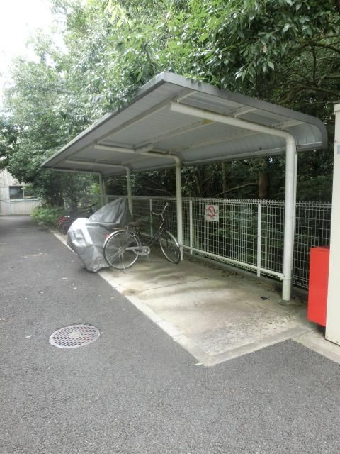 その他共有部分　駐輪場も屋根ついてます