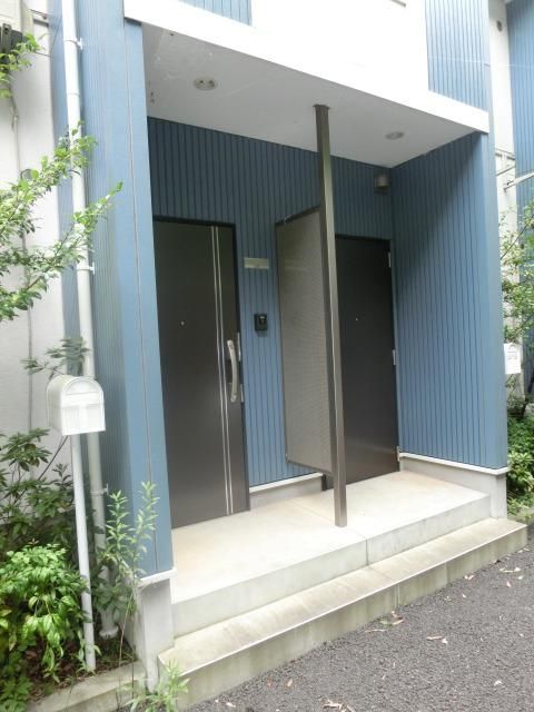 エントランス　専用ポストもかわいいです