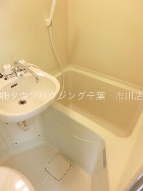 バス・シャワールーム　3点式ユニットバスです。