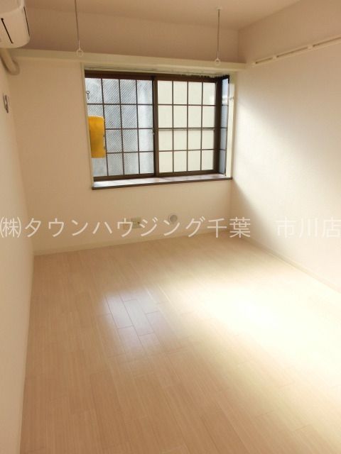 居室・リビング　日当たりのよい明るいお部屋です。