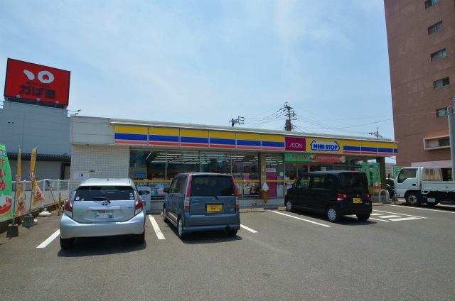 コンビニ　ミニストップ八幡陣原店（コンビニ）まで880m