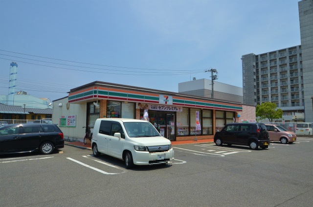 コンビニ　セブンイレブン 八幡陣原店（コンビニ）まで985m