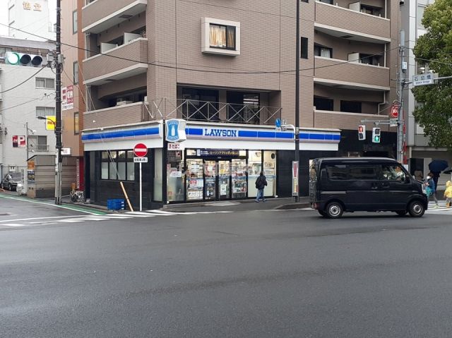 コンビニ　ローソン新宿水道町店（コンビニ）まで358m