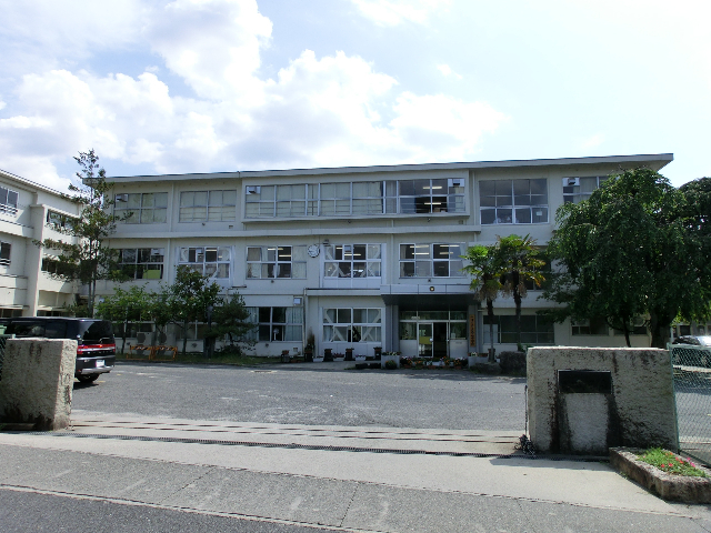中学校　中津川市立第二中学校（中学校）まで2142m
