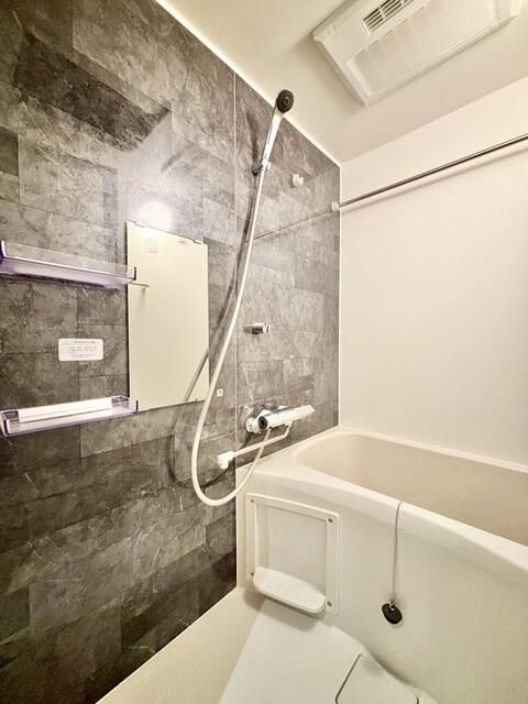 バス・シャワールーム　コンパクトで使いやすいお風呂です