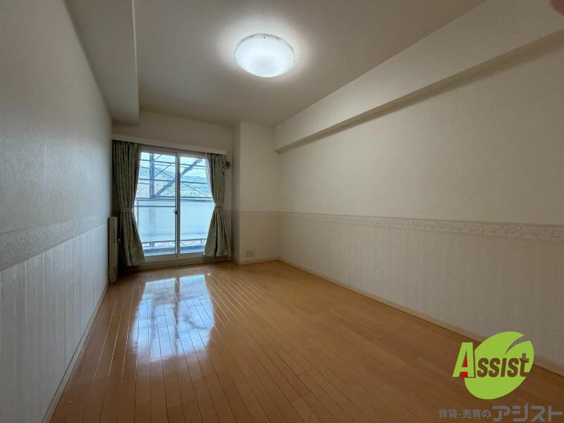 その他部屋・スペース　寝室はこちらです。光が差し込む、温かみのあるお部屋です。