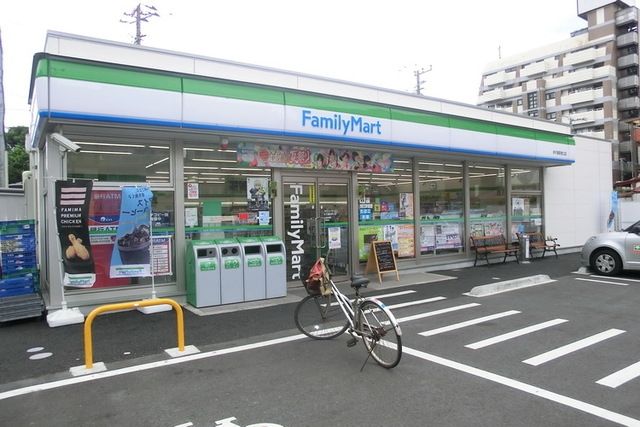 コンビニ　ファミリーマート（コンビニ）まで330m