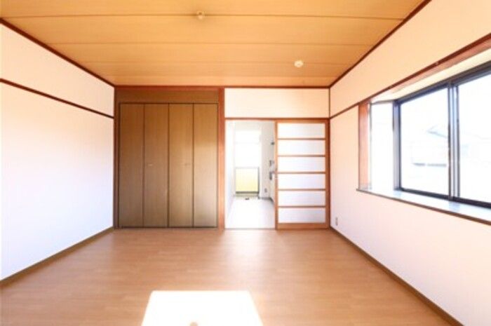 居室・リビング　こちらの居間で趣味の時間をお楽しみください