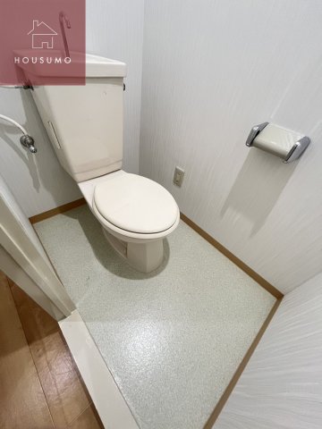 トイレ　落ち着いた色調のトイレです