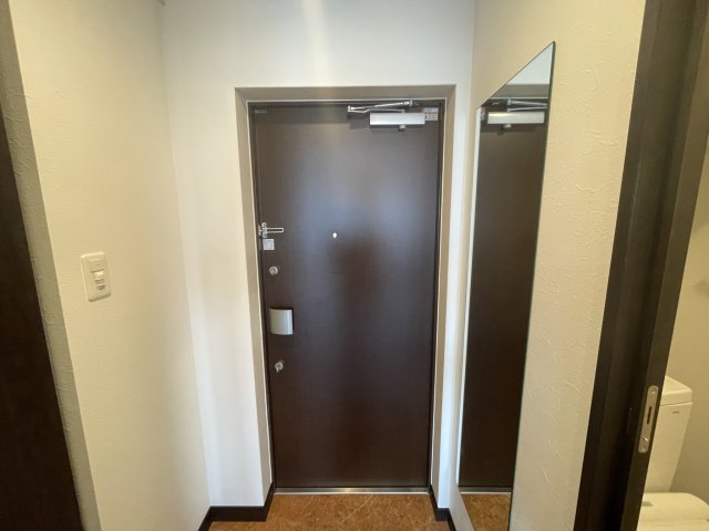 玄関　イメージとして同建物他部屋を表示しています