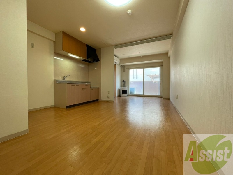 居室・リビング　木目のフローリングは落ち着きのある印象のお部屋になりますね。