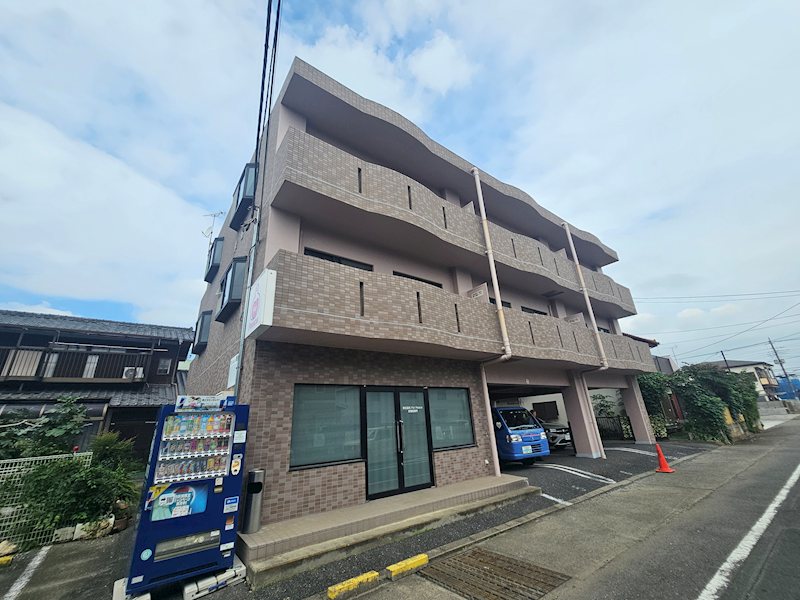ＪＲ両毛線 前橋駅 バス乗車時間：17分 最寄りバス停で下車 徒歩3分 3階建 築28年の外観写真