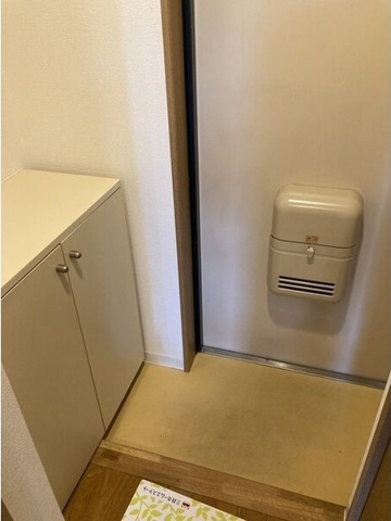 玄関　※写真は同じマンションの違う部屋のものになります。