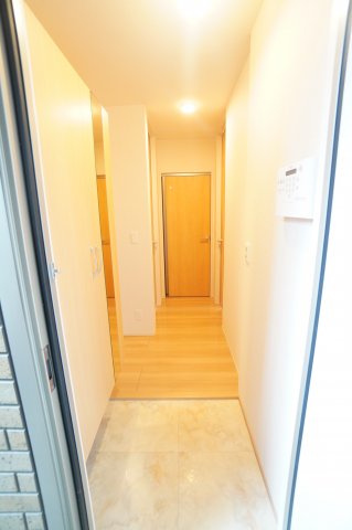 玄関　※同物件・反転タイプの写真です。