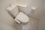 トイレ　横にトイレットペーパーのストックを置けます！上にも棚有り！