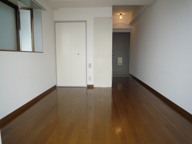 居室・リビング　端部屋２面採光で明るいお部屋です