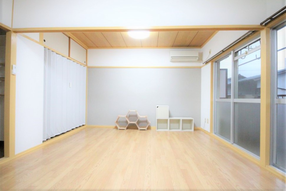 居室・リビング　洋室１２帖。２部屋に区切れます。