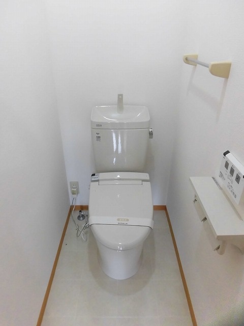 トイレ　温水洗浄便座機能付