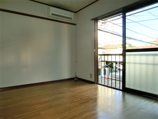 居室・リビング　東向きの明るい居室スペース。