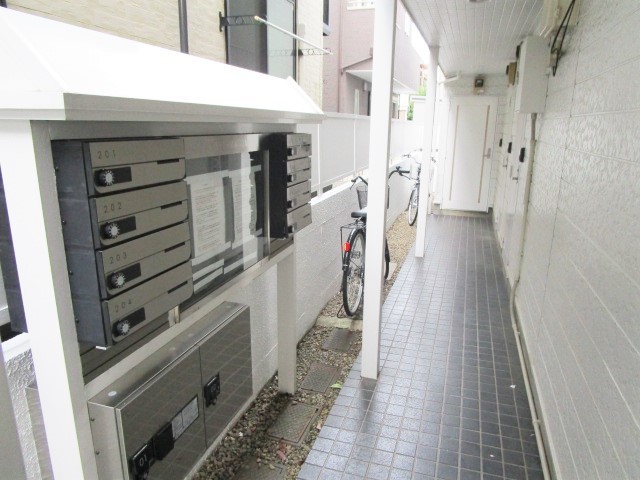 【相模原市南区双葉のアパートのロビー】