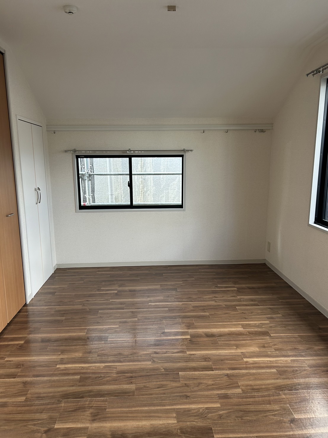 その他部屋・スペース　２面採光のとれる洋室は明るいお部屋です。