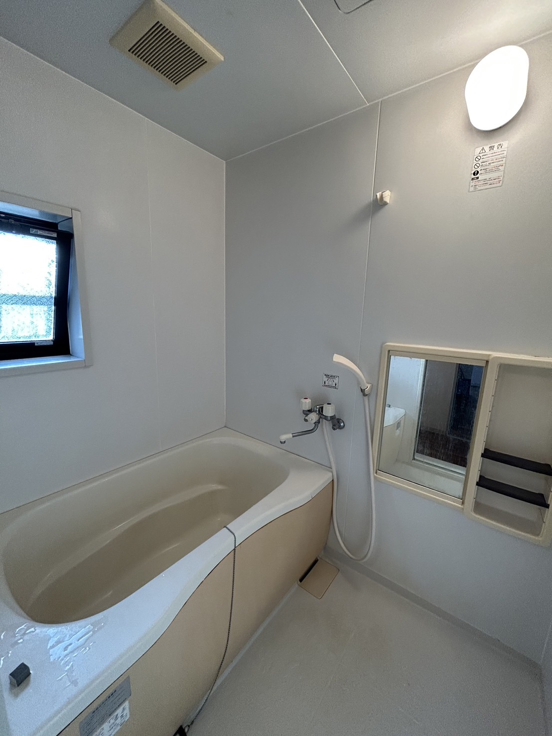 バス・シャワールーム　嬉しい窓付きバスルーム