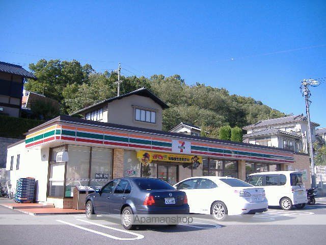 コンビニ　セブンイレブン（コンビニ）まで689m