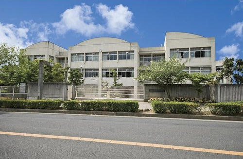 中学校　富田林市立 明治池中学校（中学校）まで205m