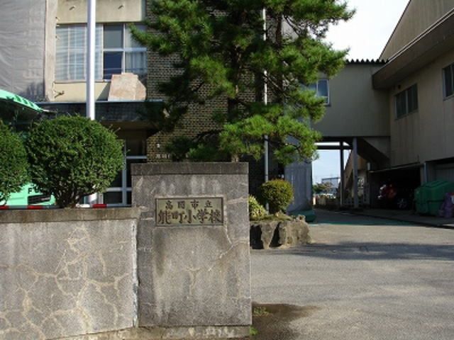 【高岡市米島のアパートの小学校】