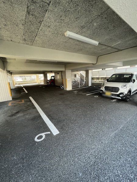 【福岡市早良区西新のマンションの駐車場】