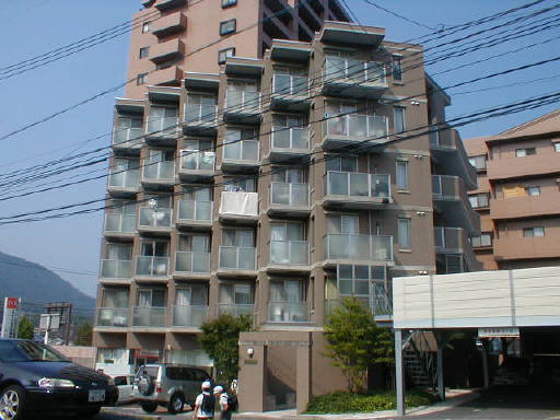 広島市安佐南区伴東のマンションの建物外観