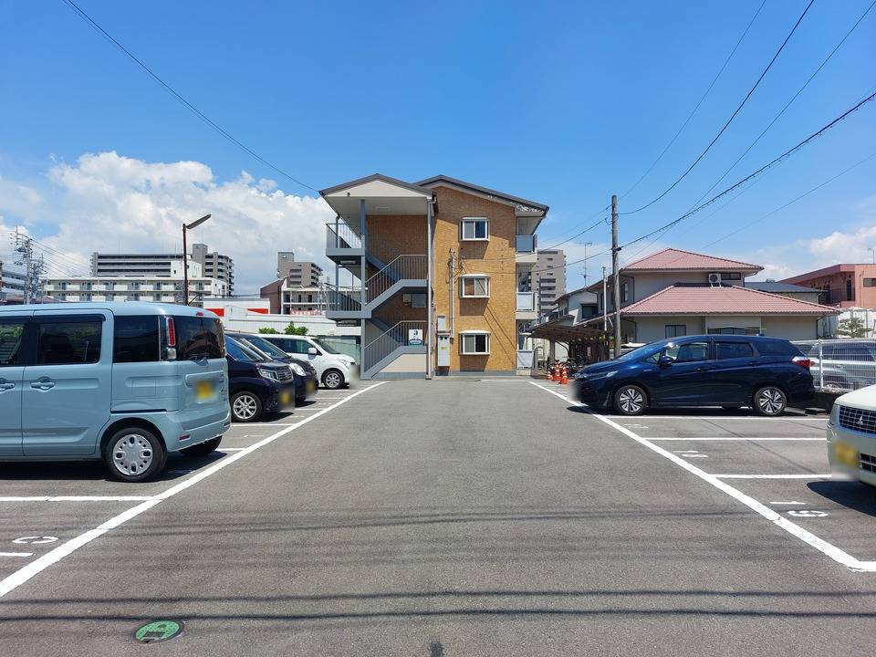 【松山市宮西のマンションの駐車場】