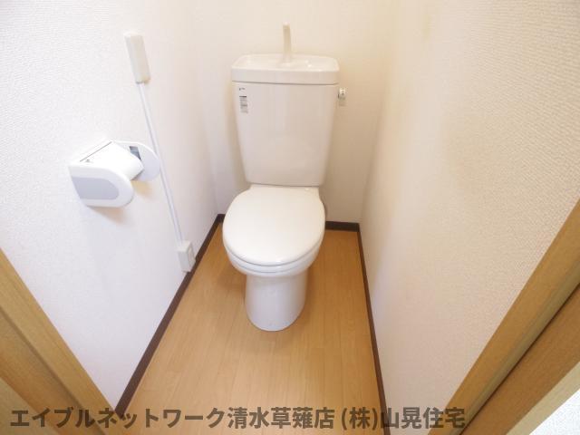 トイレ　落ち着いた色調のトイレです
