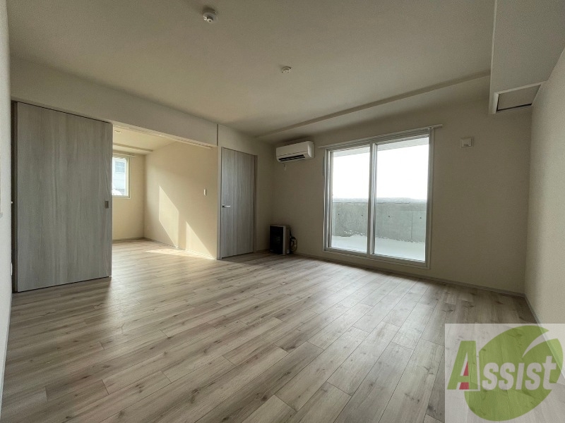 居室・リビング　フローリングや壁の色がお洒落な印象のリビングです。