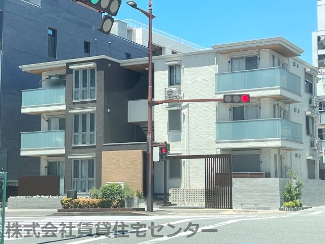 【和歌山市小松原通のアパートの建物外観】