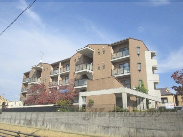 京都市伏見区羽束師菱川町のマンションの建物外観