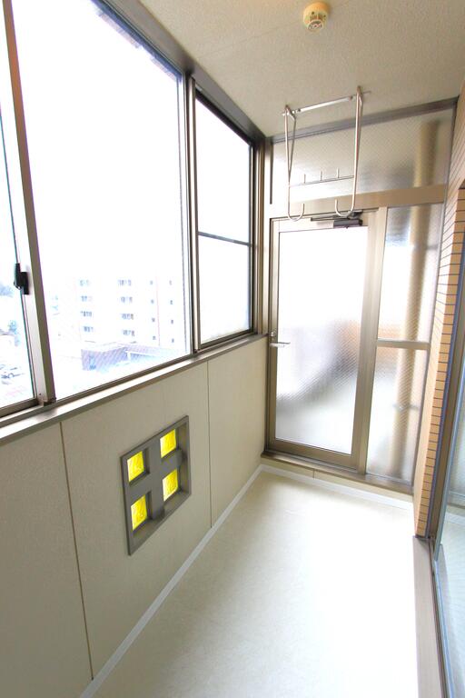 バルコニー　広々サンルームで洗濯物を干しましょう♪