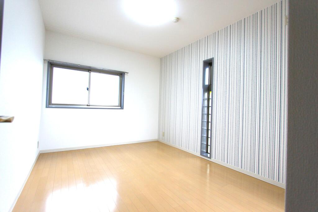 その他部屋・スペース　お子様部屋や物置にも便利な玄関横の洋室です♪