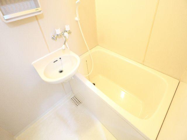 バス・シャワールーム　コンパクトで使いやすいお風呂です