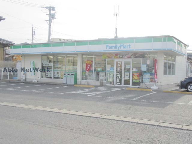 コンビニ　ファミリーマート鈴鹿ひばりケ丘店（コンビニ）まで352m