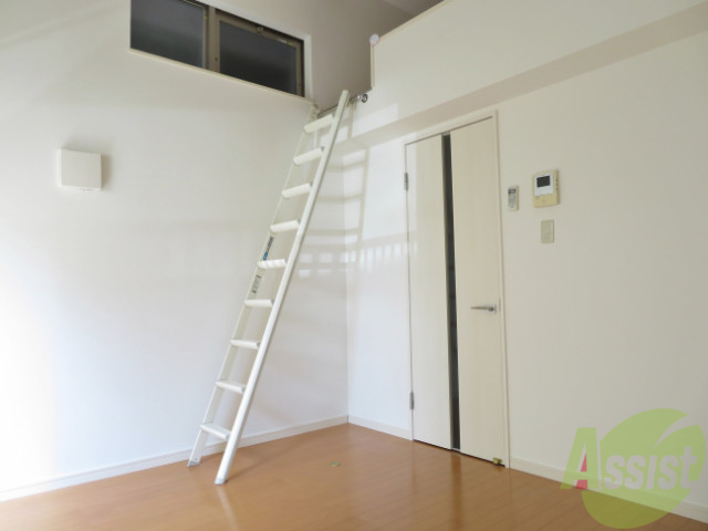 居室・リビング　白さが清潔感を出してくれます。お部屋も明るいですね。