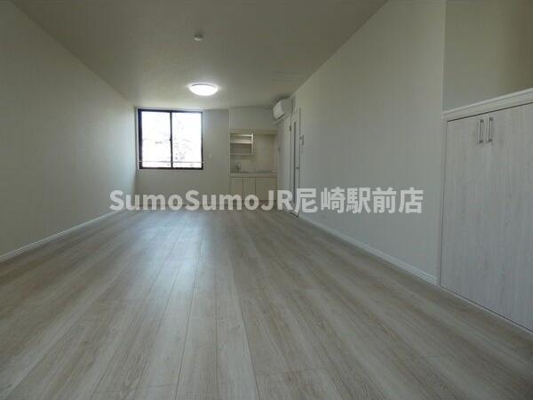 居室・リビング　こちらの居間で趣味の時間をお楽しみください