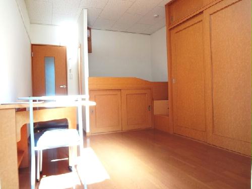 居室・リビング　ベッド下にはたっぷりの収納スペース！