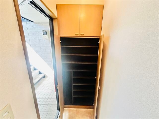 玄関　同一建物内１０２号室内装写真転載