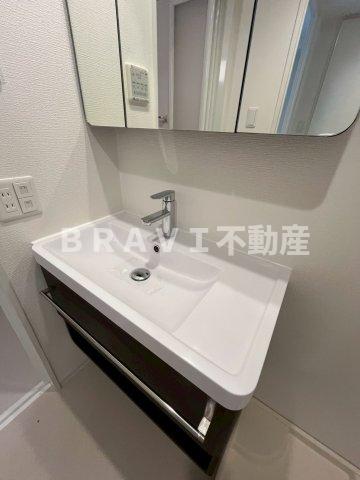 洗面設備　【セレニテフラン本町】明るい洗面所です