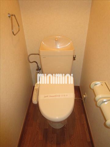 トイレ　温水洗浄便座付きのトイレです。