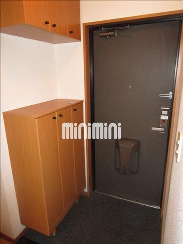 玄関　内側から見た玄関です、靴箱が設置されています。